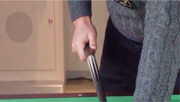 キューの太い部分を右手で持つ