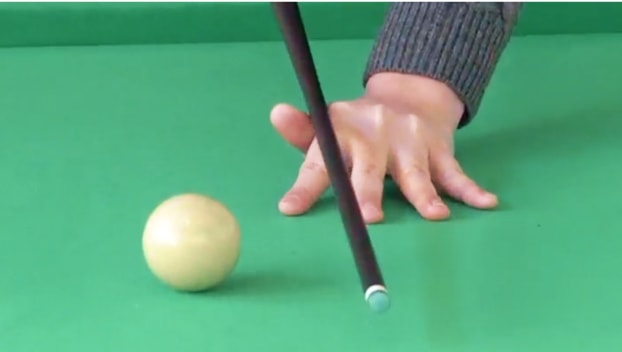 キューの細い部分を左手に添える