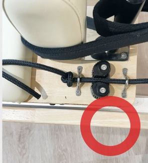 紐は金具付近で結ばれていますか?