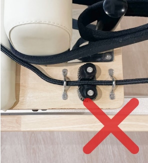 紐は金具付近で結ばれていますか?