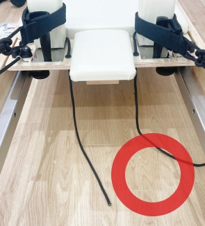 紐の先端はマシンの内側に垂れていますか?