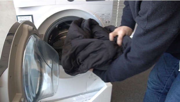 洗濯物と洗剤を入れる