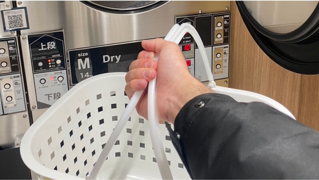 洗濯物を取り出す
