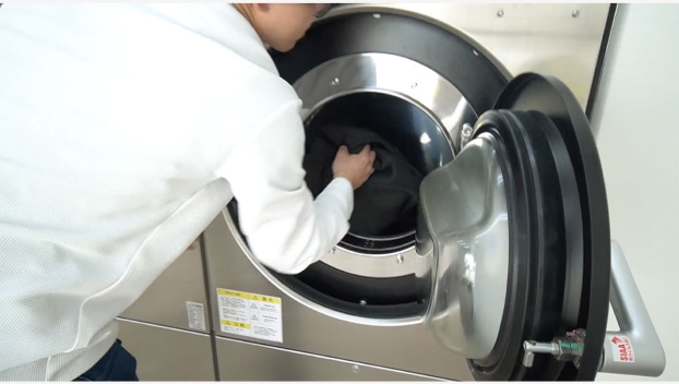 洗濯物を取り出す