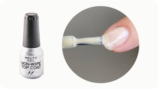 14.トップコートを爪に塗る