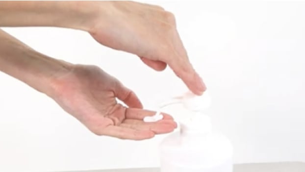 専用ジェルを施術する部位に塗布