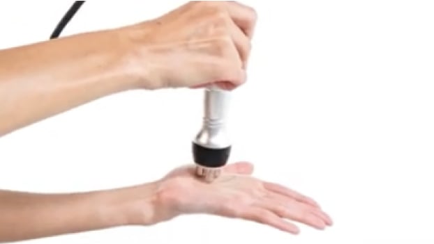 施術部位にヘッドを当てる