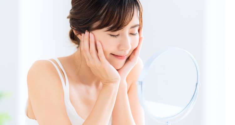 お肌をケアしている女性の画像
