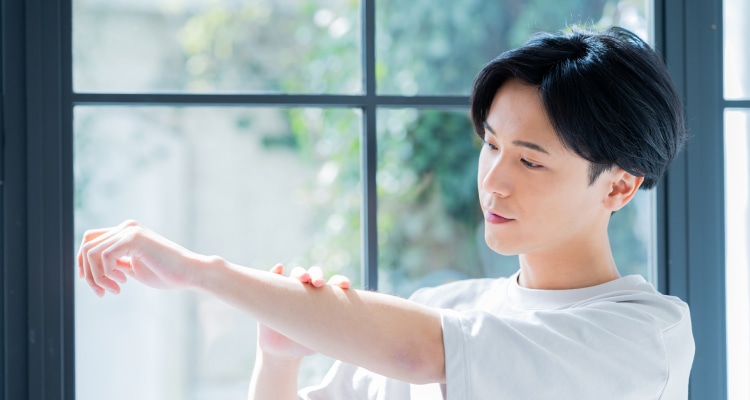 お肌をケアしている男性の画像