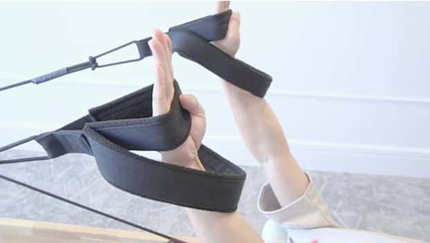 ストラップに手を入れる