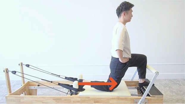 後ろ足を前に戻す