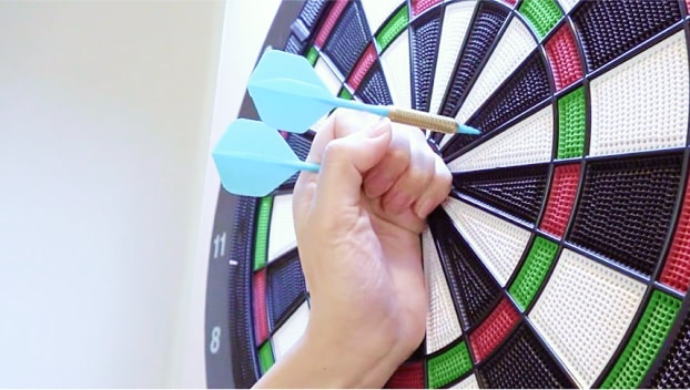 握り込んで矢を抜く