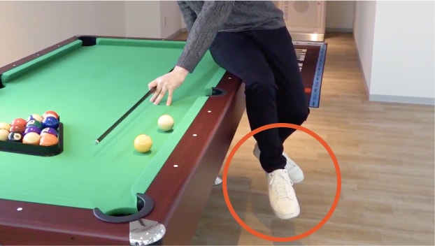 両足を地面から離してはいけない