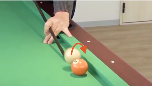 白い球をジャンプさせて打たない