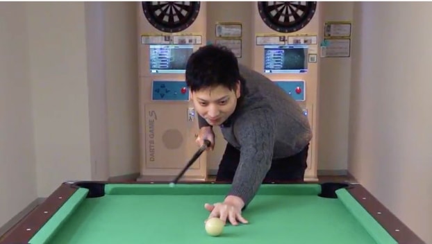 顔の位置はそのままで胴体を下に落とす