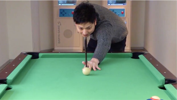 キューの先をボールに合わせる